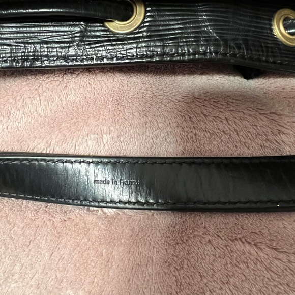 Authentic Louis Vuitton Black Epi Leather Neo Drawstring Bucket Bag - Picture 6 of 16